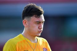 Muangthong Utd sa thải HLV, thủ môn Đặng Văn Lâm lại sắp có thầy mới