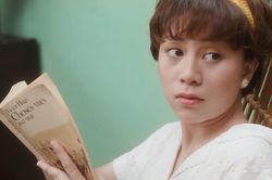Ánh Dương của 'Về nhà đi con' để tóc xoăn, mặc đồ nữ tính đóng MV