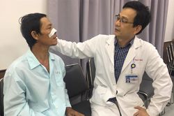 Người đàn ông khốn khổ vì bạn nhậu đâm đũa vào mũi