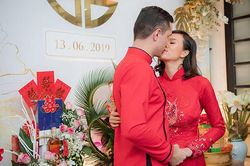 Vợ chồng siêu mẫu Phương Mai hôn nhau đắm đuối trong lễ ăn hỏi