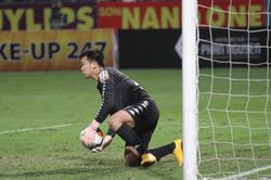 Hà Nội 2-0 Sài Gòn: Thủ môn Văn Công cứu thua xuất thần khiến khán giả Hà Nội trầm trồ
