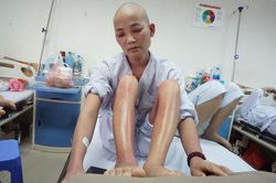 Mẹ bị ung thư, chồng bạo hành bật khóc vì không có tiền chu cấp cho hai con