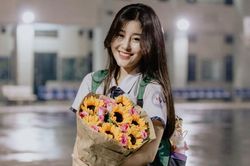 Hot girl Việt xuất hiện trên báo Trung bị 'lộ' bảng điểm xấu và ảnh tiêm filler