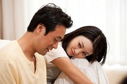 Hãi hùng với chồng già bất lực dùng 'đồ chơi' kỳ quái để giữ vợ