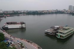 Du thuyền xa hoa thành phế thải án ngữ hồ Tây