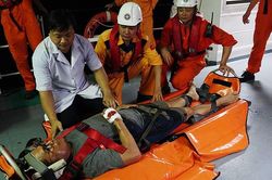 Vượt biển đêm cứu thủy thủ Philippines gặp nạn trên biển