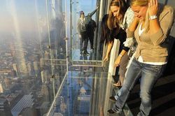 Du khách phát hoảng vì đài quan sát bằng kính nứt vỡ dưới chân