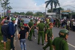 Nghi án nhóm giang hồ bao vây ô tô trong xe có người là công an