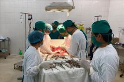 Cứu sống sản phụ băng huyết nặng sau sinh