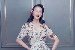 MC Thanh Mai khoe lưng trần gợi cảm ở tuổi trung niên