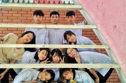 Xu hướng chụp kỷ yếu mới nhất năm 2019: Vạn ảnh một khuôn mặt, thần thái 'đơ' đẳng cấp của nhóm học sinh khiến CĐM cười lăn