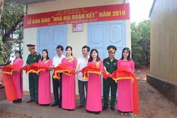 Binh đoàn 15: Trao nhà 'Đại đoàn kết' cho hộ nghèo