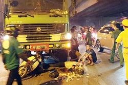 Xe tải 3 chân húc đuôi xe máy, một người phụ nữ tử vong