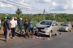 Thiếu niên 15 tuổi chạy xe máy lấn làn tông trực diện ô tô, 2 người nguy kịch