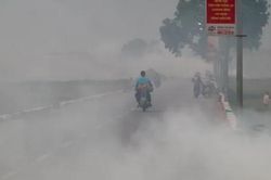 Nhiều tuyến đường ngoại thành Hà Nội mù mịt khói rơm rạ