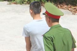 Thanh niên 17 tuổi dở trò đồi bại với bé gái hàng xóm
