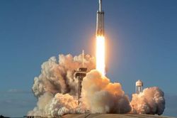 Bất chấp sương mù, SpaceX cất và hạ cánh thành công Falcon 9