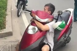 Người đàn ông nghi 'ngáo đá', ôm chặt xe máy lắc lư trên xa lộ