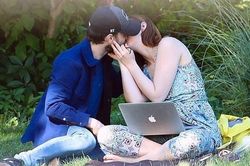 Sao 'Harry Potter' hôn đắm đuối bạn gái ở công viên