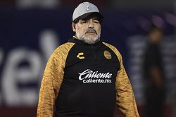 Diego Maradona tạm dừng sự nghiệp huấn luyện vì sức khỏe