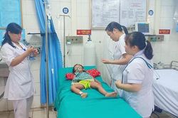 Bé gái 3 tuổi tím tái, sốc phản vệ sau 5 phút bị kiến đốt
