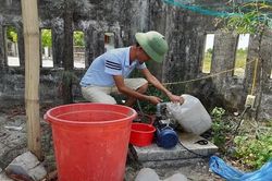 Nắng thiêu đốt, dân bãi ngang Hà Tĩnh lả người đi 'mót' nước