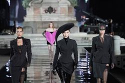 Siêu mẫu Irina Shayk tái xuất sàn catwalk sau khi chia tay tài tử Bradley Cooper