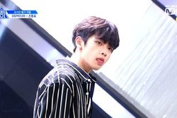 'Produce X 101' tập 7: 'Cậu bé người sói' Son Dong Pyo đại náo sân khấu nhưng thứ hạng vẫn thấp