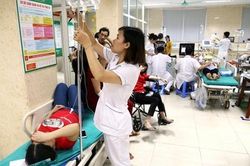 Gần 100 công nhân nghi bị ngộ độc thực phẩm