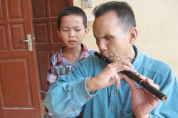 Đôi tai nghe được lời báo Đảng