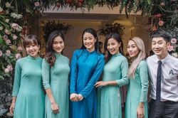 Chồng của MC Phí Linh lần đầu lộ diện, hạnh phúc hôn má cô dâu trong ngày ăn hỏi