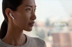 Nhiều người không chịu bỏ AirPods ngay cả khi đang 'mây mưa'