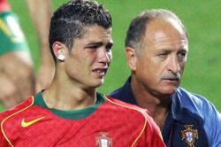 Trận cầu lịch sử đã làm Ronaldo rơi lệ