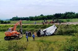 Cố tình băng qua đường sắt, xe tải bị tàu hỏa đâm nát bét