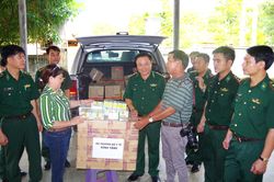 Trao tặng thuốc cho 2 trạm 'Quân dân y kết hợp' trên biên giới Hà Tĩnh