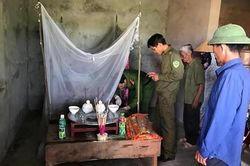 Người chồng phát hiện vợ và con trai tử vong dưới khe nước