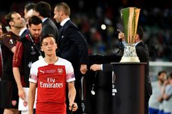 Arsenal bán 'ông kễnh' Ozil, chiêu mộ Hakim Ziyech