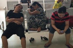 Khổ như đi bệnh viện ngày nắng nóng: Vật vã, lê lết trong cái nắng gay gắt gần 40 độ