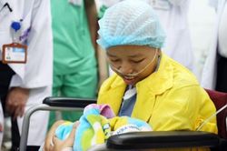 Giây phút xúc động sản phụ ung thư giai đoạn cuối được gặp con