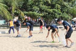 Thủy thủ Nhật Bản tham gia dọn vệ sinh bãi biển Nha Trang