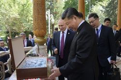 Tổng thống Putin tặng quà sinh nhật, ông Tập Cận Bình cười tươi rói