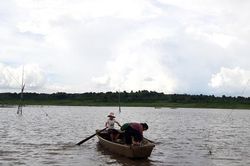 Huyện Krông Pắk (tỉnh Đắk Lắk): Người dân bất chấp tính mạng chèo thuyền qua dòng nước dữ