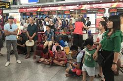 Hành khách 'vạ vật' chờ đợi do hãng hàng không Vietjet Air chậm bay và hủy chuyến hàng loạt
