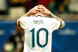 Video Argentina 0-2 Colombia: Messi mờ nhạt, Argentina ôm hận ngay trận mở màn