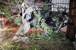 Ô tô sang lao kinh hoàng vào 3 nhà dân, 1 người chết, 2 người nguy kịch