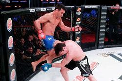'Rồng' Lyoto Machida tung đòn gối bay như chớp giật, hạ gục đối thủ