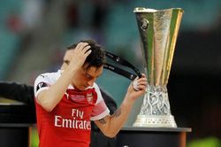 Bí tiền mua sắm, HLV Arsenal phải bán bằng được Ozil