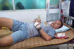 Trao hơn 41 triệu đồng cho bé hỏi cha con sẽ chết phải không?