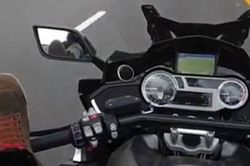 Lái xe 130 km/giờ bằng chân và nhắn tin, blogger nổi tiếng thiệt mạng