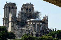 Các nhà tỷ phú hứa hẹn quyên tiền khôi phục Nhà thờ Đức Bà Paris chưa chi một đồng nào